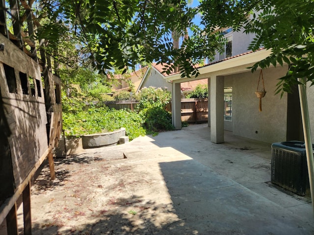 9063 N Woodrow Ave, Fresno, CA 93720 - fenced backyard with a patio