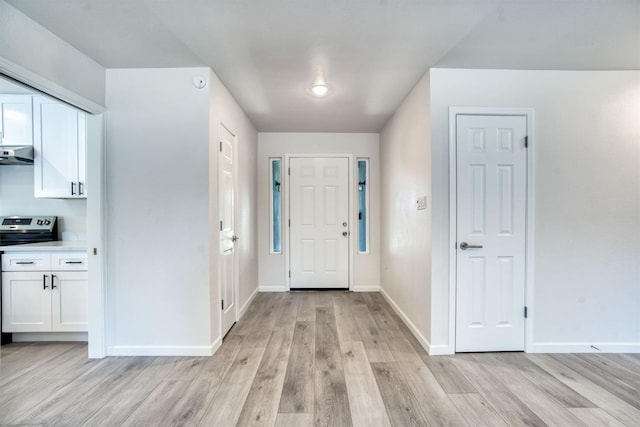 5276 N 1st St, Fresno, CA 93710 - entryway featuring light wood-type flooring and baseboards