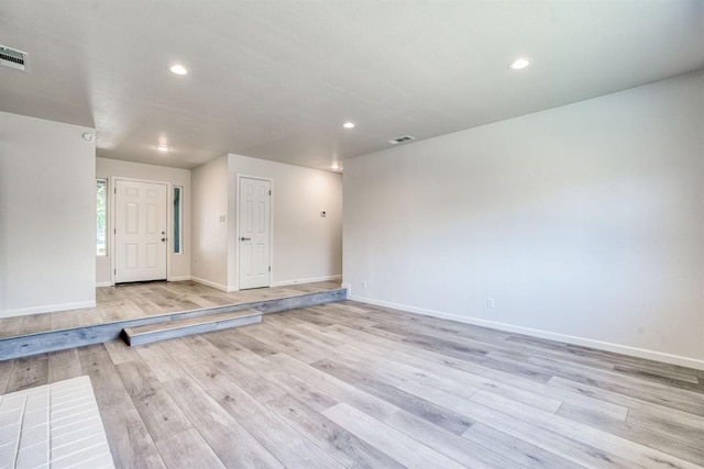 5276 N 1st St, Fresno, CA 93710 - unfurnished room featuring light wood-style flooring and recessed lighting
