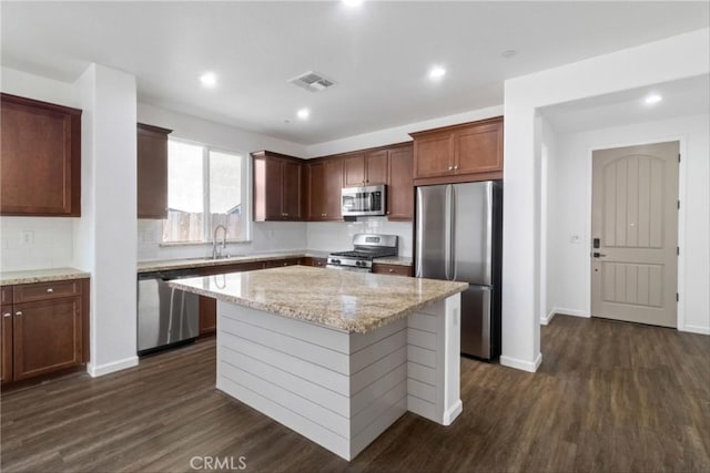 405 Denise Dr, Merced, CA 95341 - kitchen featuring stainless steel appliances, dark wood-style floors, backsplash, and recessed lighting