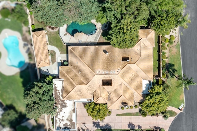 7671 N Ricewood Ave, Fresno, CA 93711 - aerial view of property and surrounding area with a pool area
