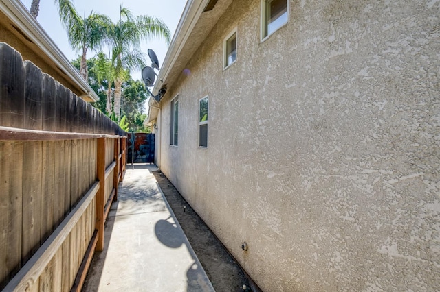 7515 N Wheeler Ave, Fresno, CA 93722 - view of side of home with stucco siding