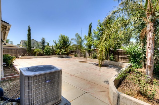 3669 N Clover Ave, Fresno, CA 93727 - fenced backyard with a patio