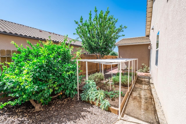 5822 E Booker Ave, Fresno, CA 93727 - view of yard featuring a garden