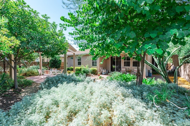 5822 E Booker Ave, Fresno, CA 93727 - view of yard with a patio