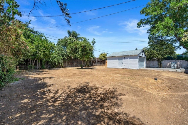 45 E Sussex Way, Fresno, CA 93704 - view of yard featuring an outdoor structure and a garage