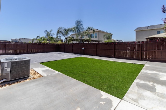 153 N Bliss Ave, Fresno, CA 93727 - fenced backyard with a patio area