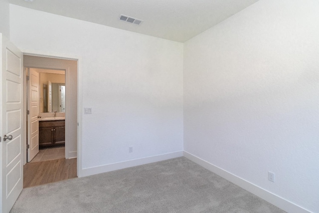153 N Bliss Ave, Fresno, CA 93727 - unfurnished room with light carpet and a sink