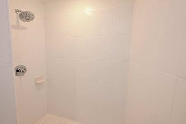 510 W Mahogany Ln, Clovis, CA 93611 - full bath featuring tiled shower