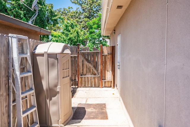 6052 N Spalding Ave, Fresno, CA 93710 - view of gate