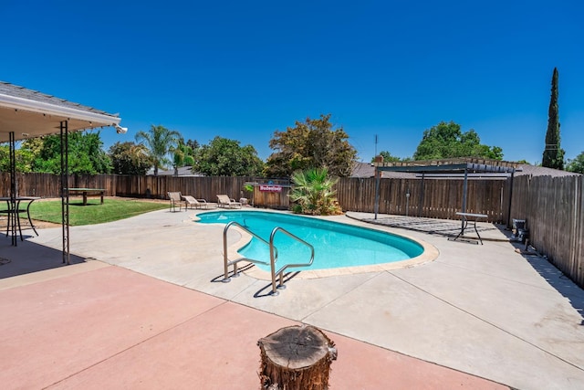 6052 N Spalding Ave, Fresno, CA 93710 - view of swimming pool with a patio area and a fenced backyard