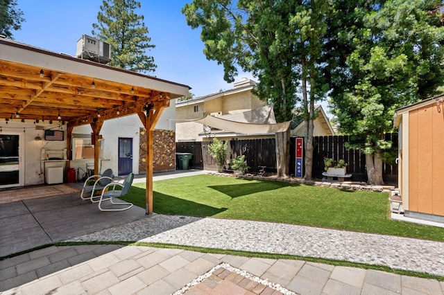 9938 N Canyon Creek Ln, Fresno, CA 93730 - fenced backyard with a patio area