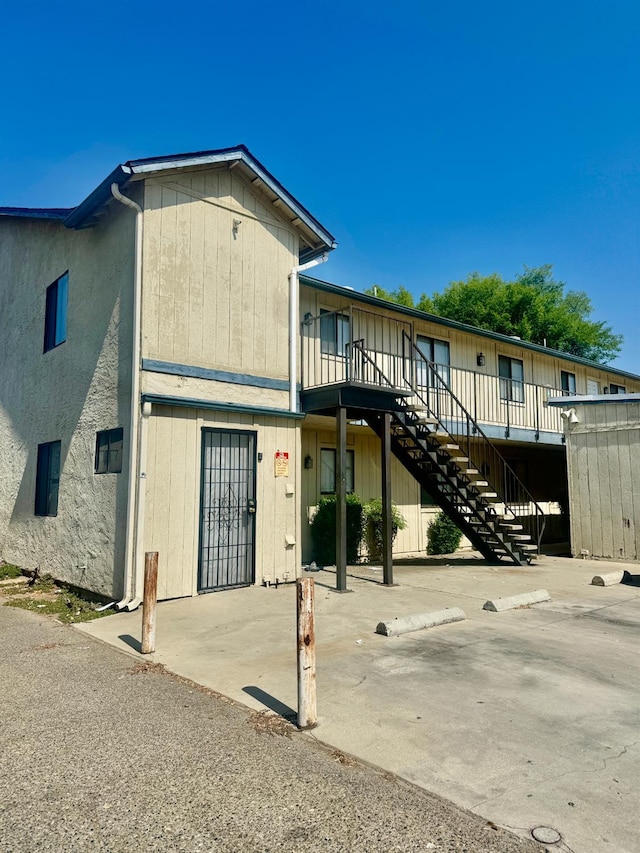 4303 N Emerson Ave, Fresno, CA 93705 - view of property featuring stairs