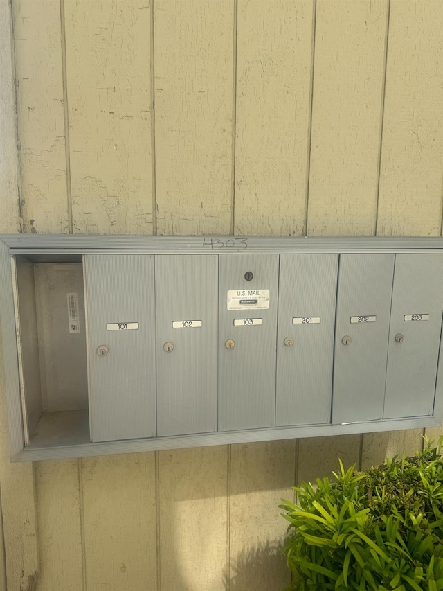 4303 N Emerson Ave, Fresno, CA 93705 - exterior view of mail area
