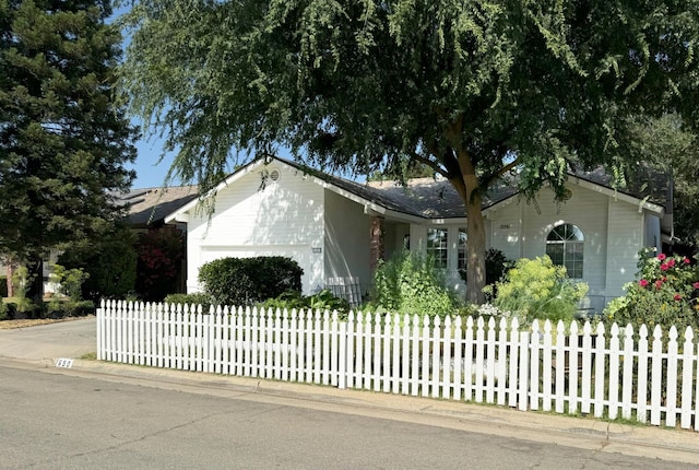 650 N Burgan Ave, Fresno, CA 93727 - ranch-style house with an attached garage and a fenced front yard