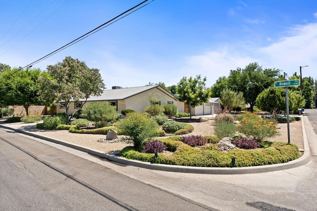 4760 N Rowell Ave, Fresno, CA 93726 - view of front facade featuring a garage