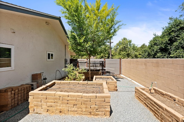 4760 N Rowell Ave, Fresno, CA 93726 - view of patio featuring a garden