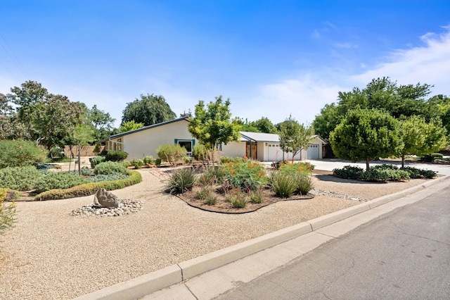 4760 N Rowell Ave, Fresno, CA 93726 - mid-century modern home with concrete driveway, stucco siding, and a garage