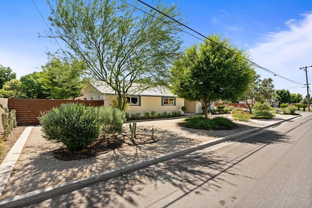 4760 N Rowell Ave, Fresno, CA 93726 - view of front of property featuring stucco siding