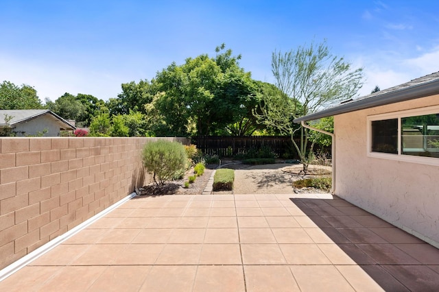 4760 N Rowell Ave, Fresno, CA 93726 - fenced backyard with a patio area