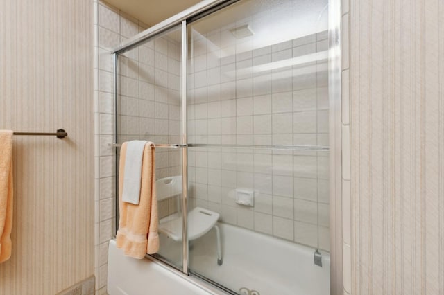 1059 E Fallbrook Ave, Fresno, CA 93720 - full bath with enclosed tub / shower combo and wallpapered walls