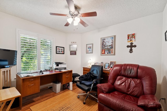 1059 E Fallbrook Ave, Fresno, CA 93720 - home office featuring light wood-type flooring, a textured ceiling, and a ceiling fan