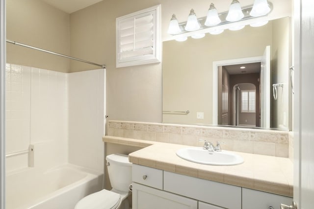 3613 Utah Ln, Clovis, CA 93619 - full bath with vanity and shower / washtub combination