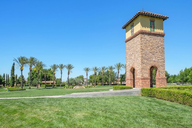 3613 Utah Ln, Clovis, CA 93619 - surrounding community featuring a lawn