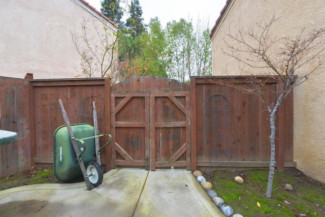 10521 N Doheny Ave, Fresno, CA 93730 - view of gate