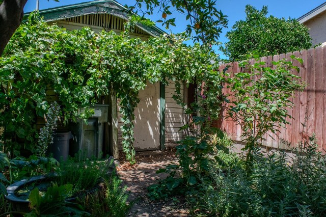 1439 S 4 Th St, Fresno, CA 93702 - view of side of home with stucco siding