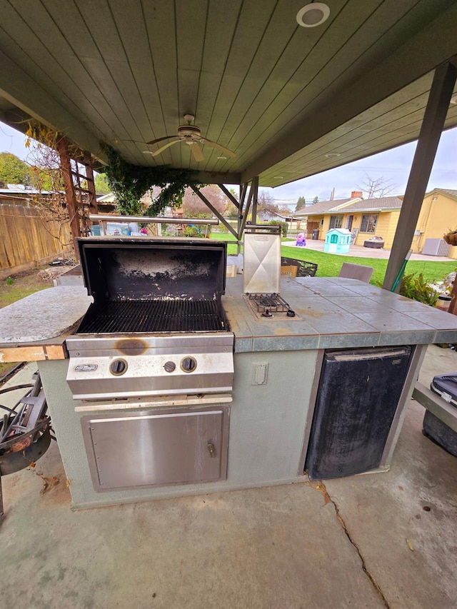 525 N Crenshaw, Visalia, CA 93291 - view of patio featuring an outdoor kitchen and a ceiling fan