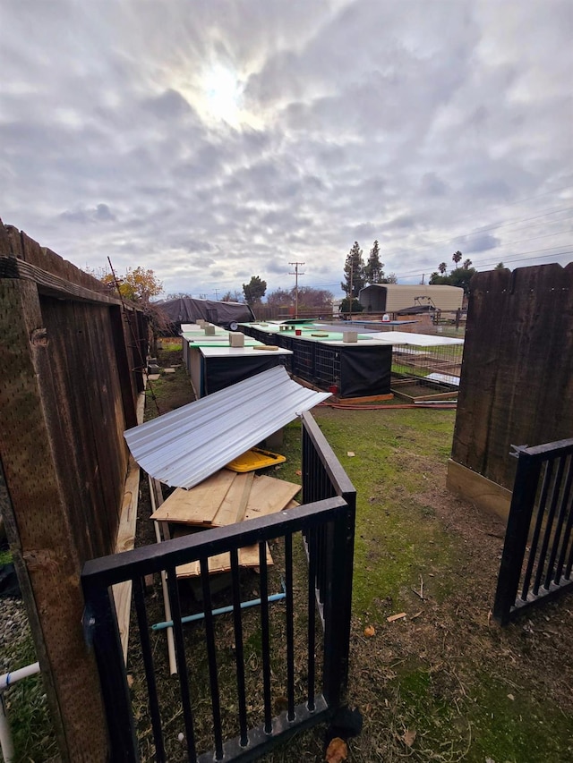 525 N Crenshaw, Visalia, CA 93291 - view of yard