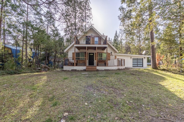 36118 Teaford Poyah, North Fork, CA 93643 - view of front facade featuring a balcony, a front lawn, and an attached garage