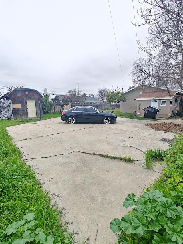 375 W Fir Ave, Pinedale, CA 93650 - view of vehicle parking featuring a storage shed
