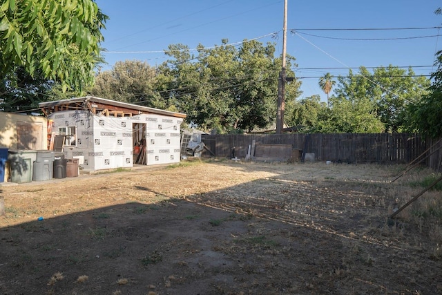 1413 W Fountain Way, Fresno, CA 93705 - view of yard featuring an outbuilding