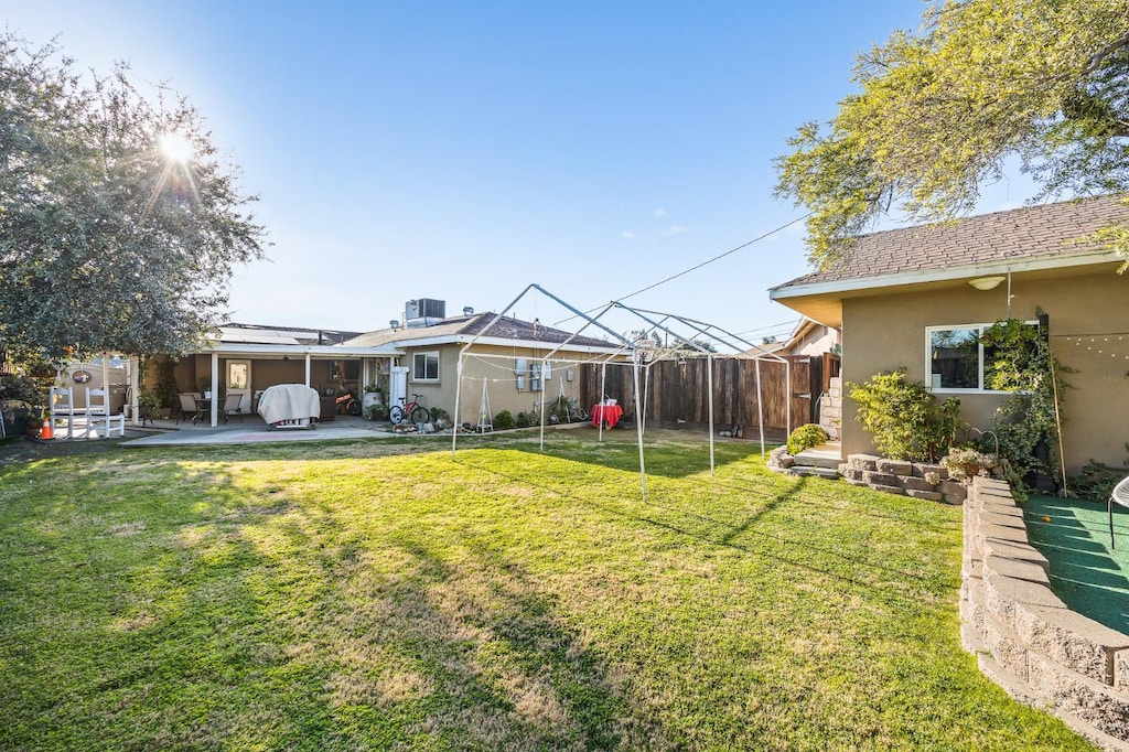 4404 N Eddy Ave, Fresno, CA 93727 - view of yard featuring a patio
