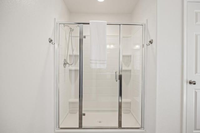 7141 N Shiraz Ave, Fresno, CA 93722 - bathroom with a stall shower