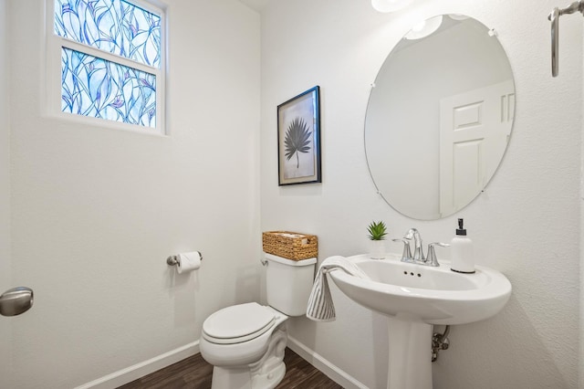 7141 N Shiraz Ave, Fresno, CA 93722 - bathroom featuring baseboards and wood finished floors