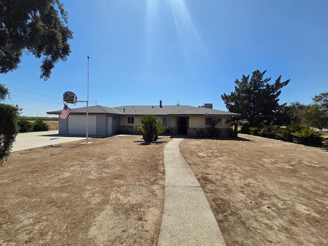 5525 S Fig Ave, Fresno, CA 93706 - ranch-style home with driveway and an attached garage