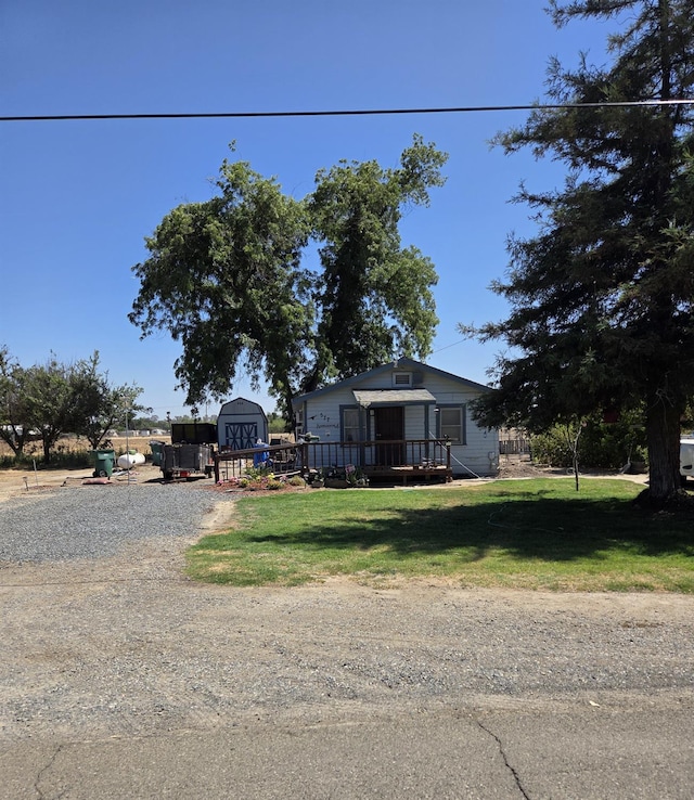 5525 S Fig Ave, Fresno, CA 93706 - bungalow-style home with a wooden deck and a front yard