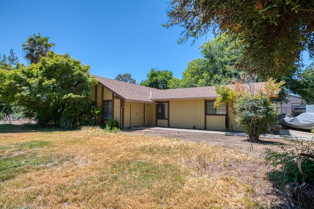 7815 N Sanders Ave, Clovis, CA 93619 - view of front of property featuring an attached garage and a front yard