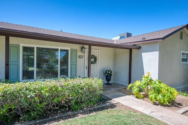 927 W Pico Ave, Fresno, CA 93705 - entrance to property with stucco siding, roof with shingles, and a porch