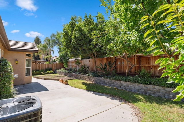 1158 E Hogan Ave, Fresno, CA 93730 - fenced backyard with a patio area