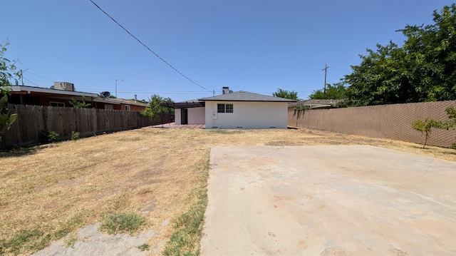 1405 N Lake St, Madera, CA 93638 - fenced backyard featuring a patio