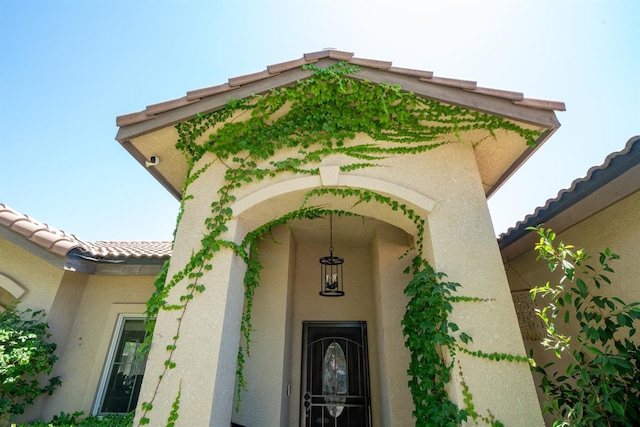 2148 N Ivanhoe Ave, Fresno, CA 93722 - view of exterior entry featuring stucco siding and a tiled roof