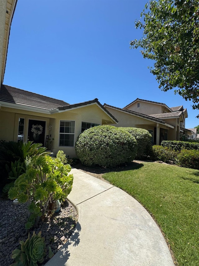605 W Russell Ave, Visalia, CA 93277 - view of front of property featuring a front lawn and stucco siding