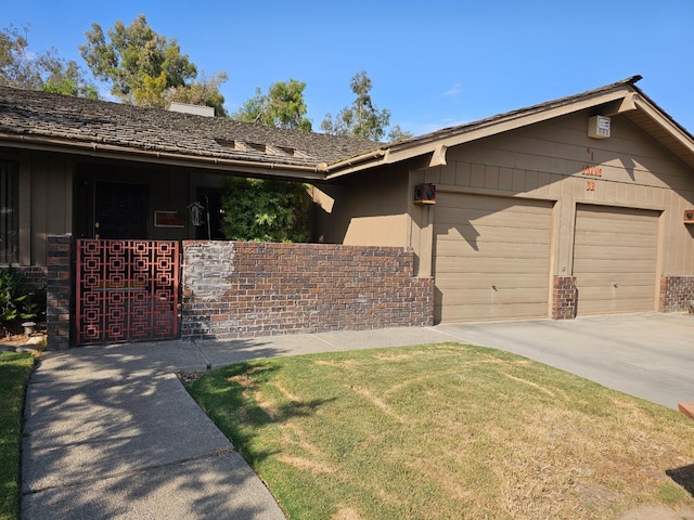 1 Adams Dr, Chowchilla, CA 93610 - single story home featuring concrete driveway, a garage, and a front yard