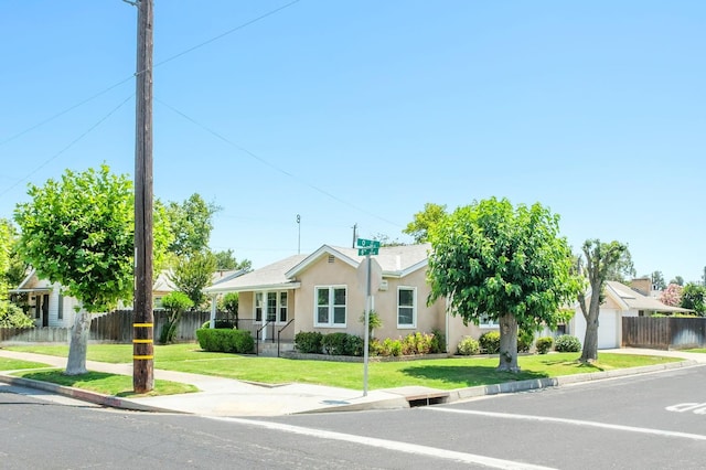 920 W 6th St, Madera, CA 93637 - view of front of home featuring stucco siding