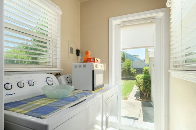 920 W 6th St, Madera, CA 93637 - laundry room featuring independent washer and dryer and plenty of natural light