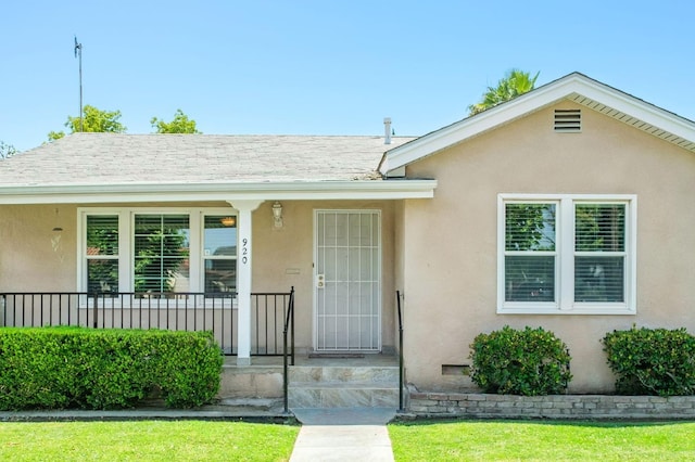 920 W 6th St, Madera, CA 93637 - view of front of property with a porch, stucco siding, and a front yard